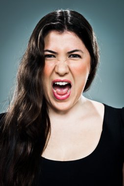 genç kadın bağırmak