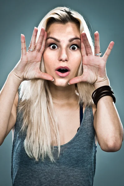 Jonge vrouw schreeuwen — Stockfoto