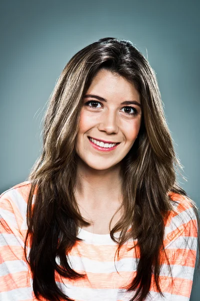 Joven mujer sonriendo — Foto de Stock