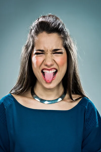 Netter Teenager streckt die Zunge heraus — Stockfoto