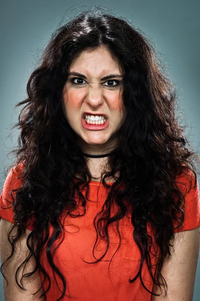 Mladá žena s zuřivý výraz — Stock fotografie
