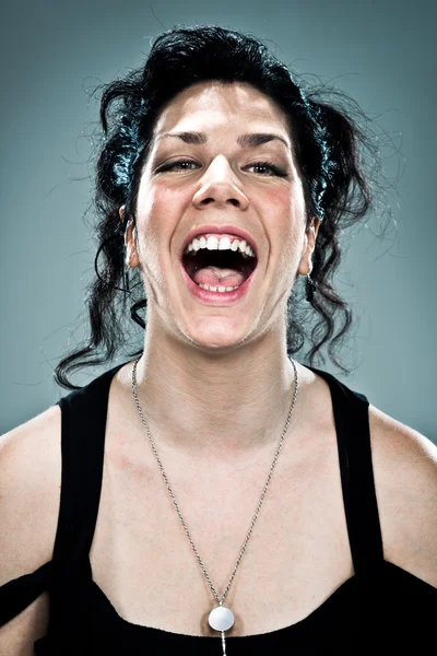 Молода щаслива жінка сміється — стокове фото