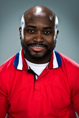 Genç mutlu siyah adam