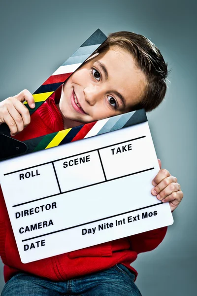 Kleiner Schauspieler mit Schiefer im Kopf — Stockfoto