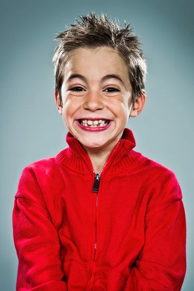 Niño adorable con expresión divertida — Foto de Stock