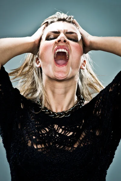 Mujer joven gritando —  Fotos de Stock