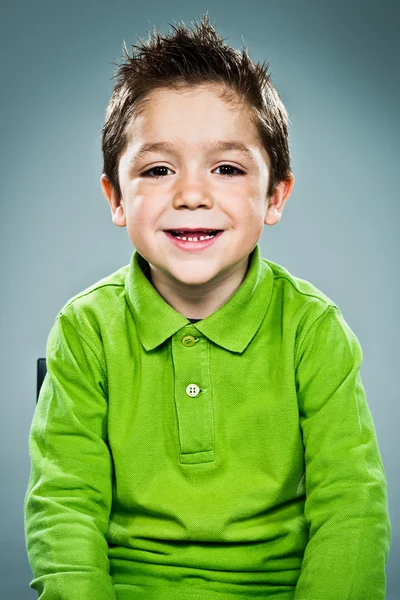 Chico gracioso sonriendo — Foto de Stock