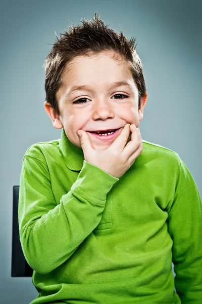 Niño adorable con expresión divertida — Foto de Stock