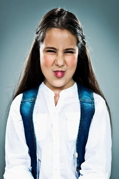 Gelukkig meisje tong uitsteekt — Stockfoto