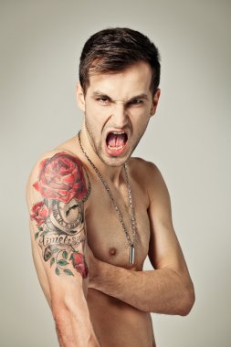 genç adamla büyük tatto