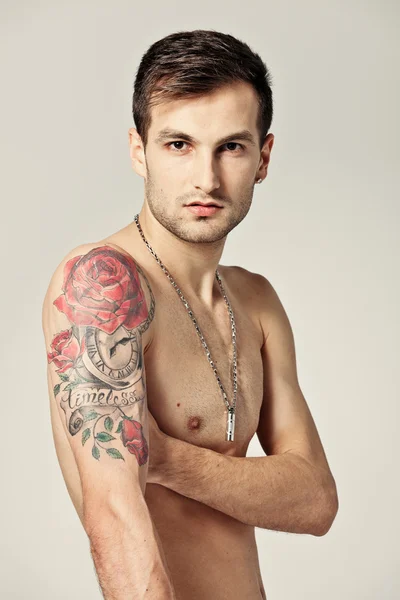 Junger Mann mit einem großen Tatto — Stockfoto