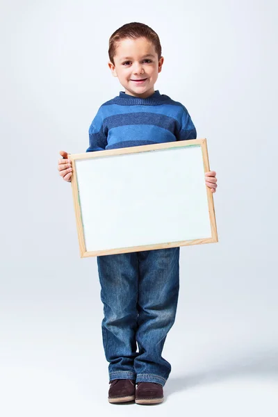 Vicces kis fiú egy üres tábla — Stock Fotó