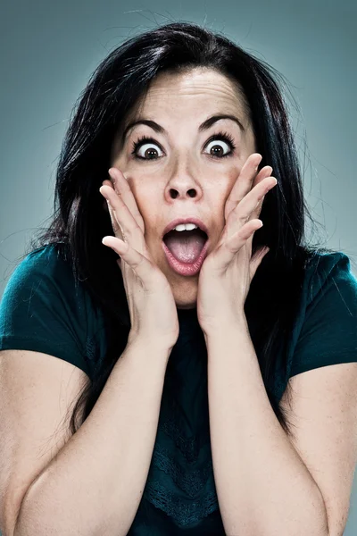 Mladá žena s výrazem překvapení — Stock fotografie