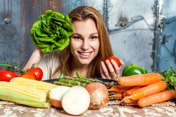 Ung kvinna leker med grönsaker — Stockfoto