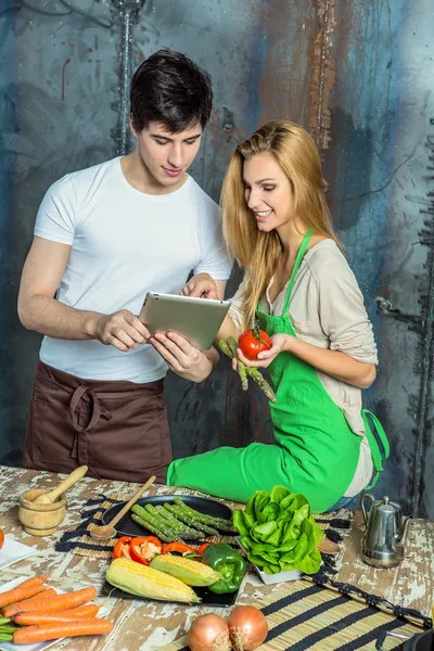 Young Couple Surfing the Web in the Kitchen — Stock Photo, Image