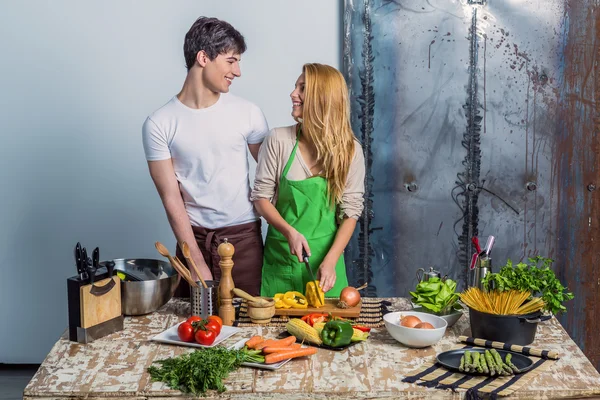 Giovane coppia amorevole in cucina — Foto Stock