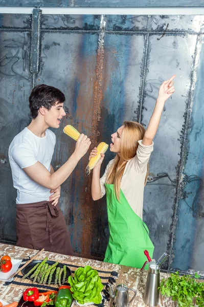 Young Funny Couple Playing with Corn Cobs — Stock Photo, Image