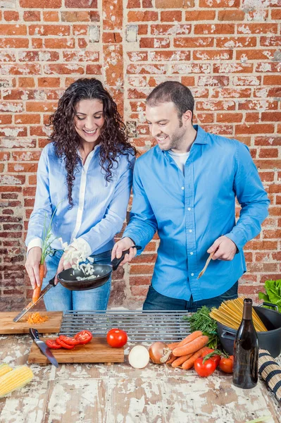 Giovane coppia amorevole in cucina — Foto Stock