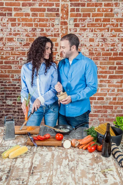 Giovane coppia amorevole in cucina — Foto Stock