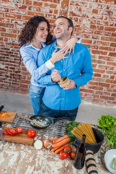 Giovane coppia amorevole in cucina — Foto Stock