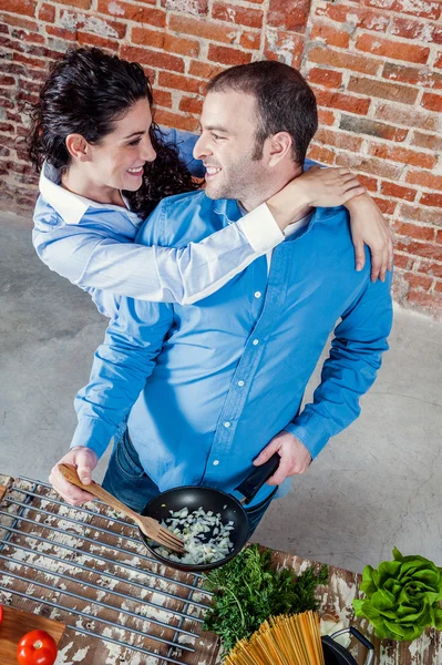 Unga älskande par i köket — Stockfoto