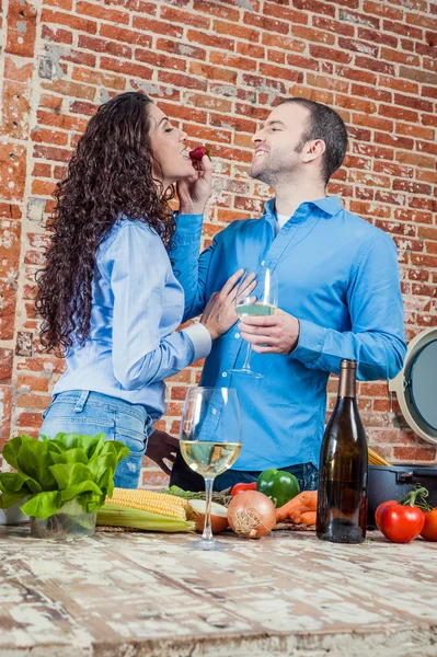 Jovem casal amoroso bebendo vinho branco e brincando com uma palha Imagens De Bancos De Imagens