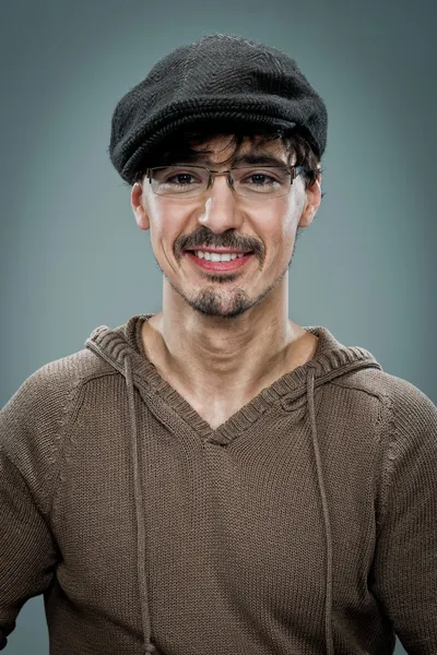 Jeune homme mignon jeune avec un béret — Photo