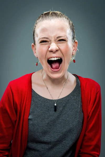 Młoda kobieta krzyczy — Zdjęcie stockowe