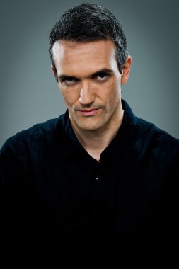 adam ciddi bir ifade ile