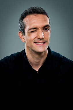 Orta yetişkin adam göz kırpıyor