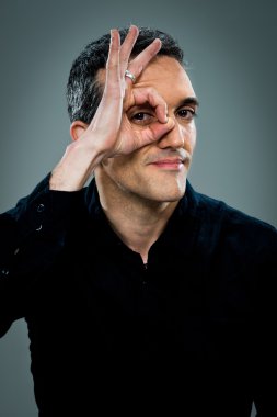 onun gözü ile ok işareti yapan genç mutlu erkek