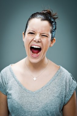 genç kadın bağırmak