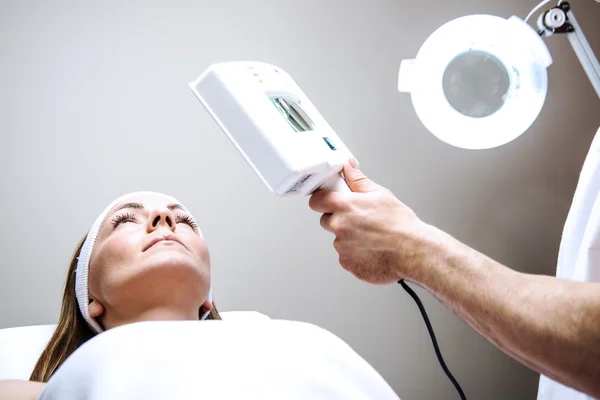 Woman in the clinic — Stock Photo, Image