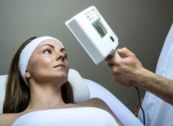 Mulher em uma clínica beaty — Fotografia de Stock