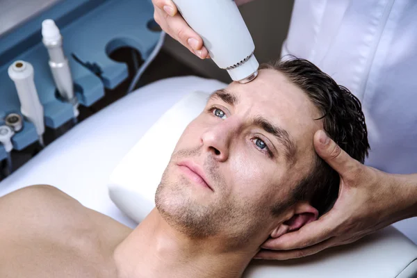 Homme dans une clinique de beauté — Photo