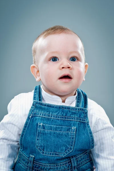 Bebê bonito com expressão grave — Fotografia de Stock