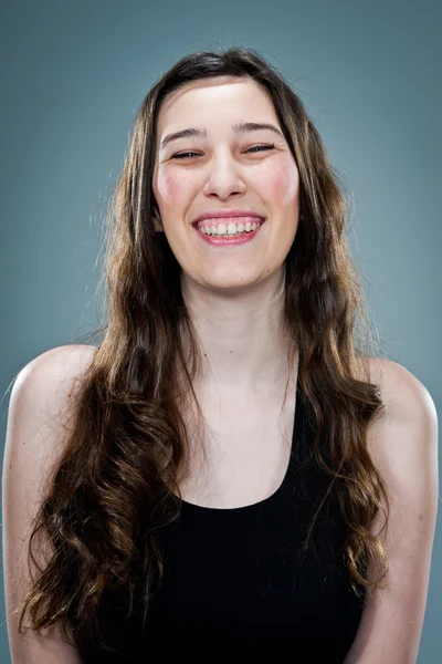 Jovem mulher feliz rindo — Fotografia de Stock