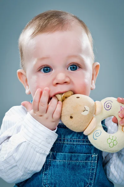 Χαριτωμένο μωρό τρώει ένα παιχνίδι Εικόνα Αρχείου