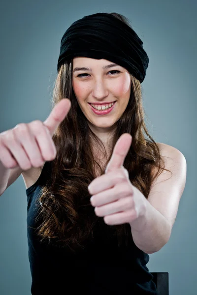 Młoda kobieta szczęśliwy uśmiechający się z kciuki w górę Zdjęcia Stockowe bez tantiem