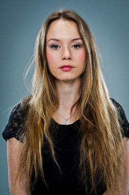 genç kadının ciddi bir ifade ile