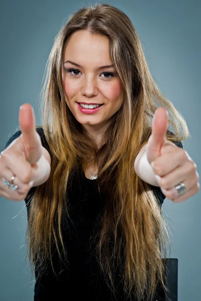 Młoda kobieta szczęśliwy uśmiechający się z kciuki w górę Zdjęcia Stockowe bez tantiem