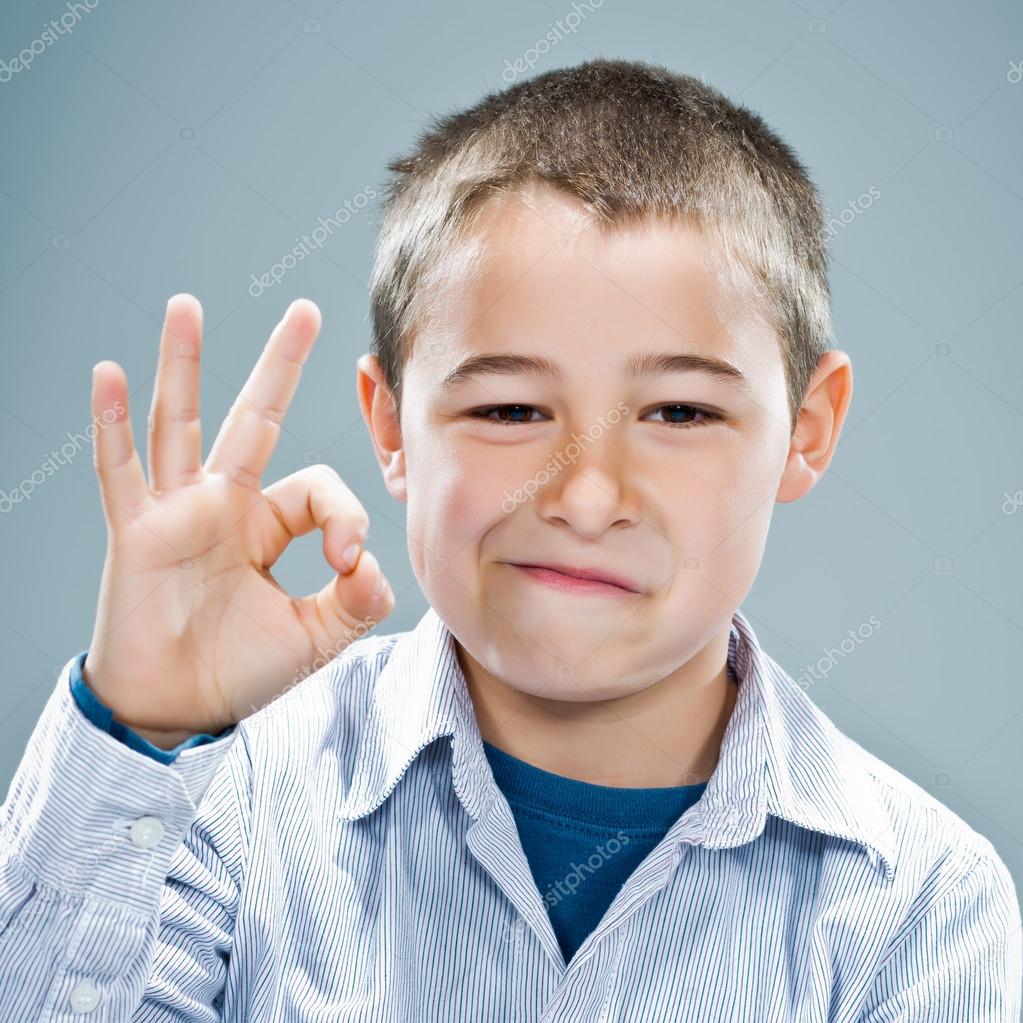happy child smiling doing ok sign - 图库照片