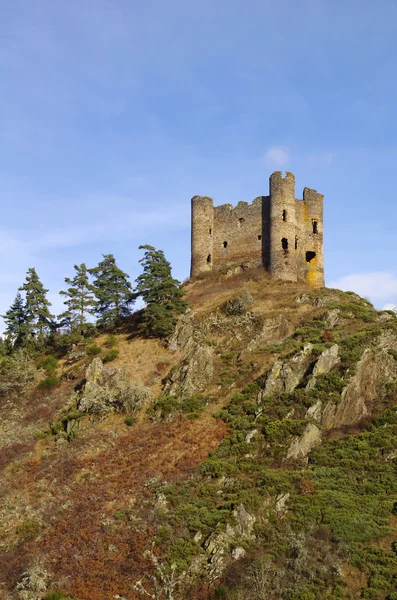 Velha ruína do castelo de Alleuze na França — Fotografia de Stock