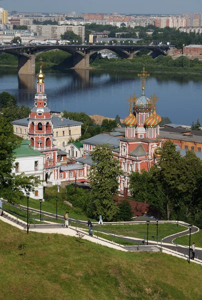 Torre de sino e igreja Catedral da Virgem em Nizhniy Novgorod (Rússia ) — Fotografia de Stock