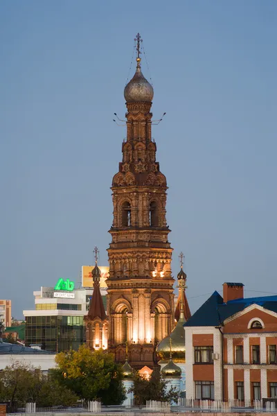 Bell Tower of Epiphany Cathedral (torn av trettonde) på bakgrunden av husen och himlen Kazan Ryssland — Stockfoto