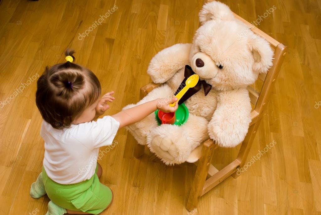 Девушка играет с двумя игрушками