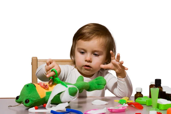 Ragazza giocando come medico con i suoi giocattoli 3 — Foto Stock