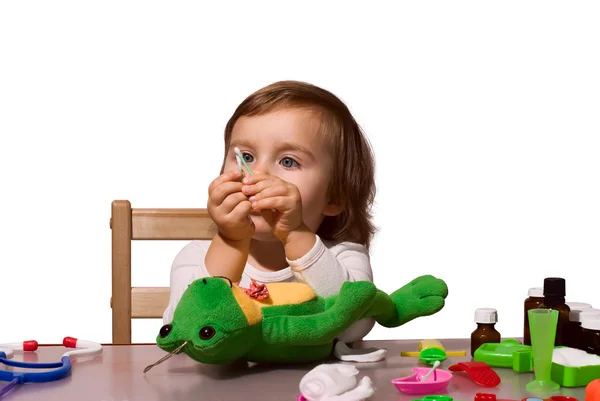 Menina jogando como médico com seus brinquedos 2 — Fotografia de Stock