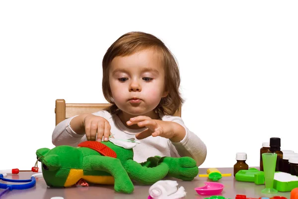 Девочка, играющая врача со своими игрушками 1 — стоковое фото