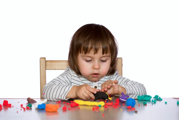 Ritratto bambina sta giocando con pasta colorata isolato su sfondo bianco bn — Foto Stock